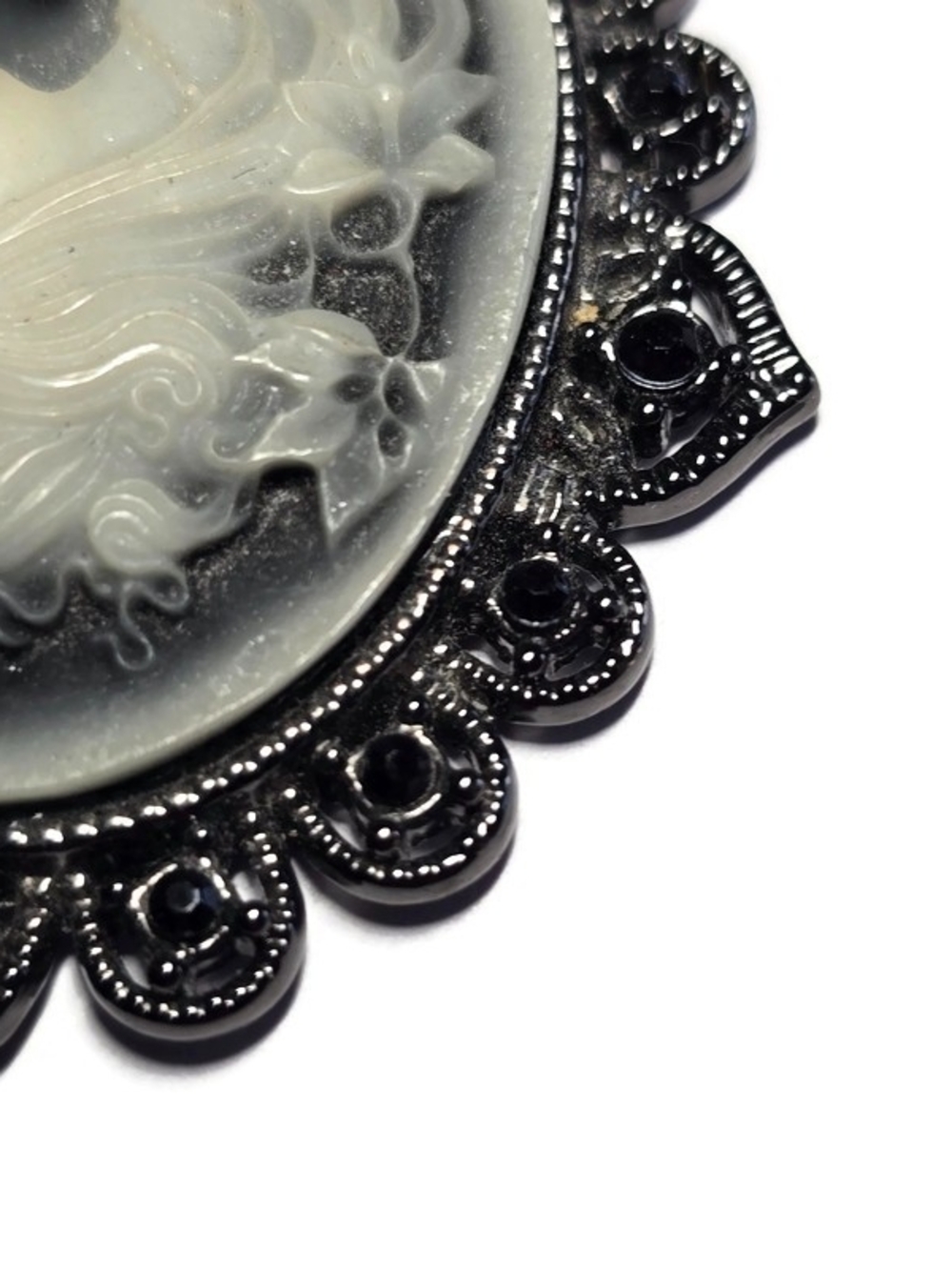 Vintage-Inspired Black and White Cameo Pendant Necklace - Picture 6 of 9